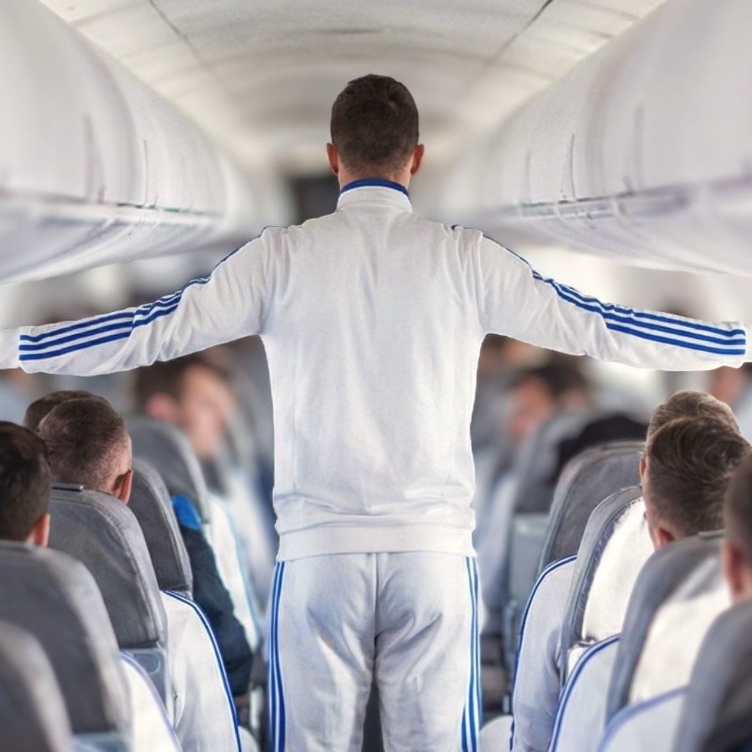 Equipo deportivo profesional celebrando a bordo de una aeronave comercial fletada, listo para un vuelo en grupo confortable.
